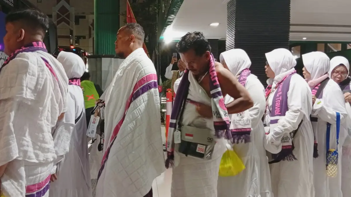 Jemaah haji di Embarkasi Surabaya bersiap saat hendak diberangkatkan ke tanah suci, Minggu (17/5) malam. (Rahmat Sudrajat/Radar Surabaya)
