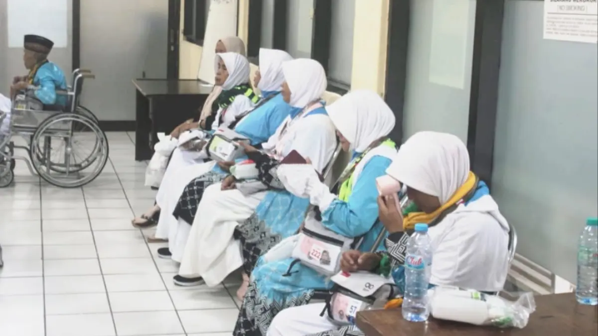 Jemaah haji terlalu banyak menerima tamu menjelang keberangkatan. (Rahmat Sudrajat) 