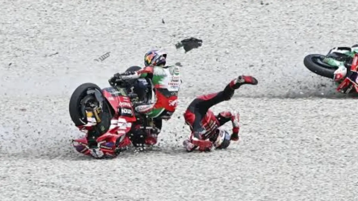 Johann Zarco mengalami crash yang menyebabkan mengalami cedera parah. (Crash.net) 