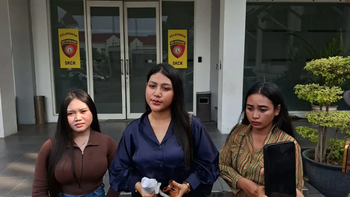 MELAPOR : Korban Dea (tengah) bersama temannya saat melaporkan kasus penipuan di SPKT Polrestabes Surabaya, Senin (18/5). Biduan Dangdut ini tertipu arisan bodong.(MAHRUS/RADAR SURABAYA)