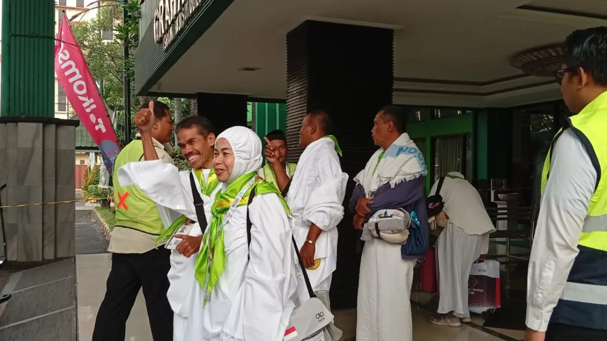 Pemberangkatan jemaah haji Embarkasi Surabaya yang kurang empat hari jelang kloter 116 yang menutup rangkaian pemberangkatan ke tanah suci 21 Mei 2026. (RAHMAT SUDRAJAT/RADAR SURABAYA)