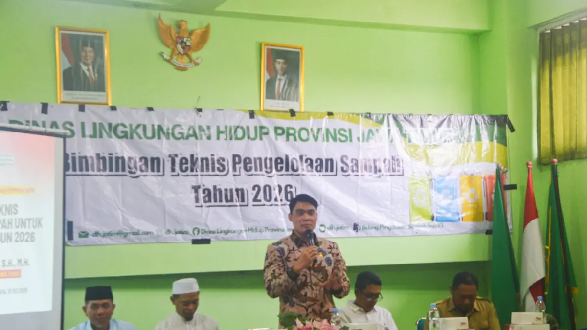 PERHATIAN: Anggota Komisi E DPRD Jatim, Cahyo Harjo Prakoso dan DLH Jatim memberikan bantuan mesin pengolahan sampah di Surabaya.(IST/RADAR SURABAYA)