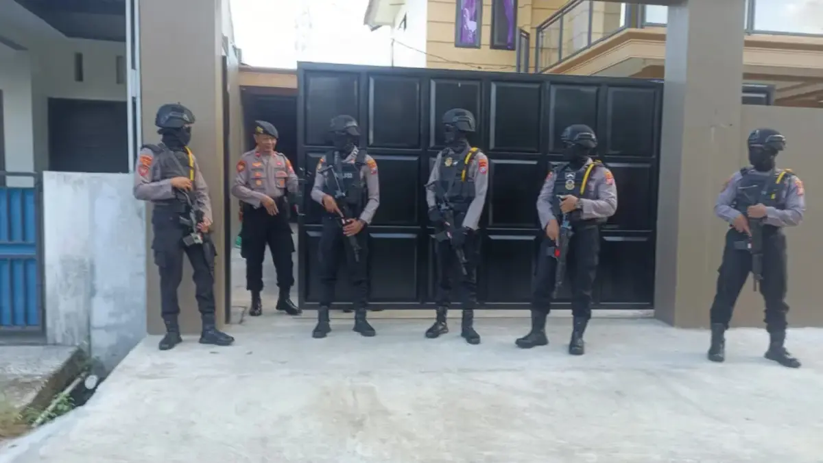 Rumah pengusaha Pacitan digeledah KPK diduga terkait dugaan TPPU Bupati Ponorogo nonaktif Sugiri Sancoko. (NUR CAHYONO/JAWA POS RADAR PACITAN)