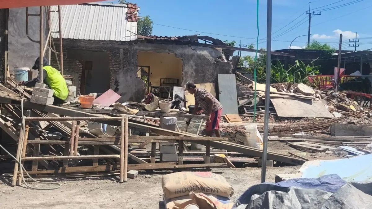 &nbsp;Sejumlah bangunan yang terdampak proyek pelebaran Jalan Raya Lidah Wetan. (IST)