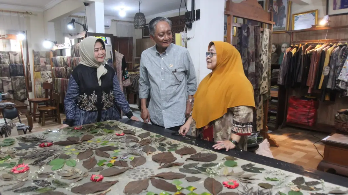 SOROTAN: Menteri PU Dody Hanggodo beserta istrinya melihat proses pembuatan Namira ecoprint.(IST/RADAR SURABAYA)