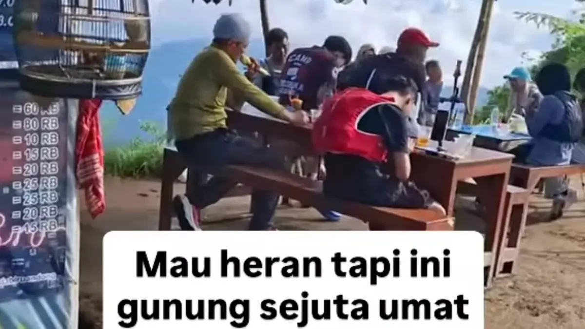 Terlihat sekelompok pendaki karaokean di warung di dekat area kamping puncak Gunung Andong, Magelang. (Instagram/@pendakilawas)