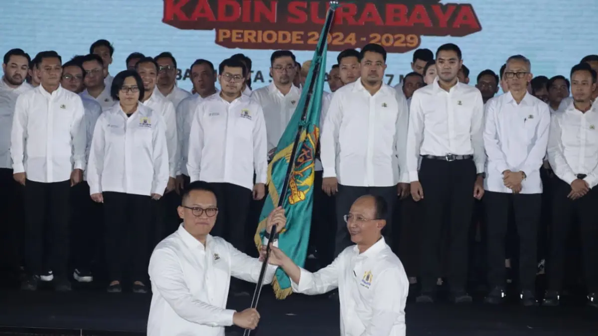 TONGKAT ESTAFET: Sebanyak 155 pengurus Kadin Surabaya resmi dilantik di Taman Surya, Balai Kota, Surabaya. (IST/RADAR SURABAYA)