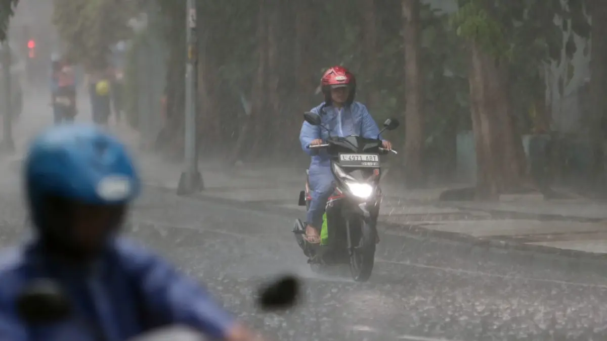 BMKG menyebutkan hujan yang terjadi karena fenomena MJO dan Gelombang Rossby. (ANDY SATRIA/RADAR SURABAYA)