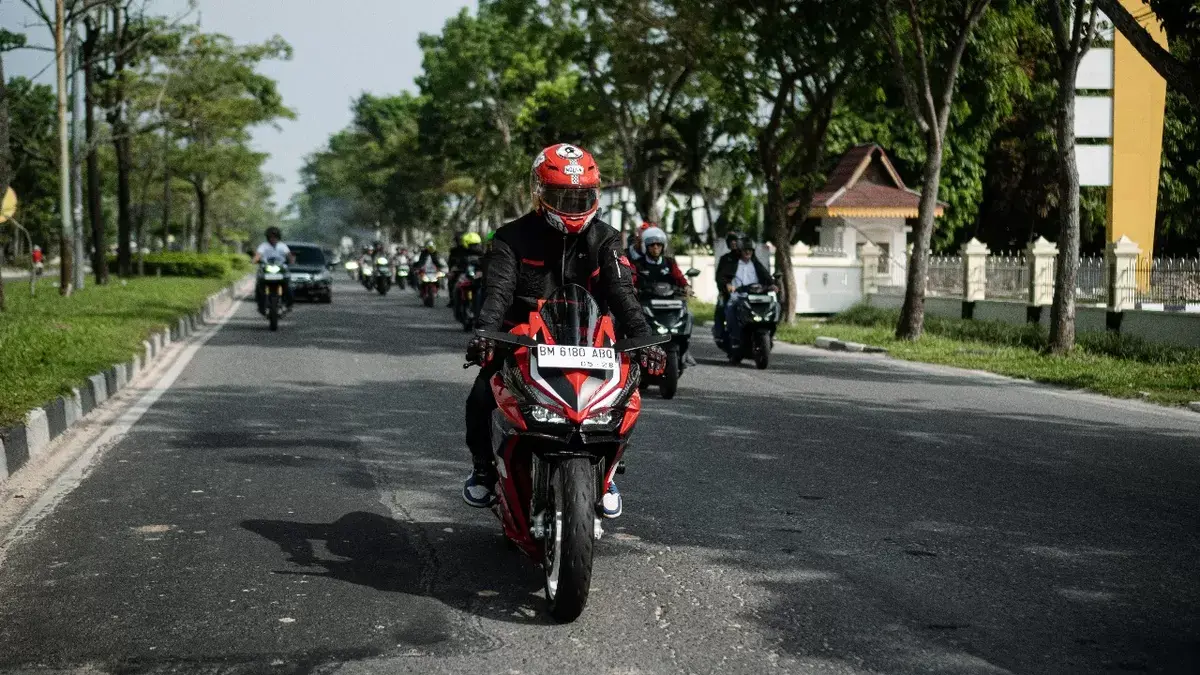 Cuaca panas : Saat berkendara pilih pakai jaket agar tak kepanasan.