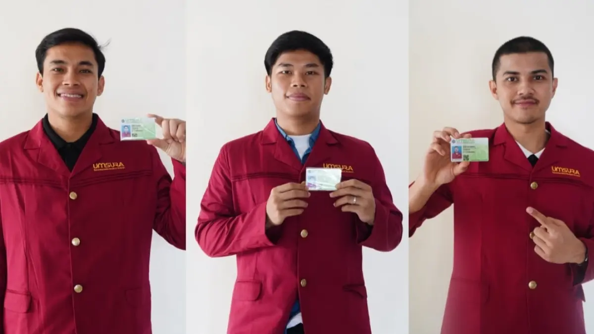 Dari kiri, Romi Humandri, Yogi Saputra, dan Dewa Rizki Amanda, yang merupakan pemain Timnas Futsal Indonesia, menunjukkan kartu mahasiswa masing-masing setelah resmi menjadi mahasiswa Universitas Muhammadiyah Surabaya (UMSURA). (Andy Satria) 