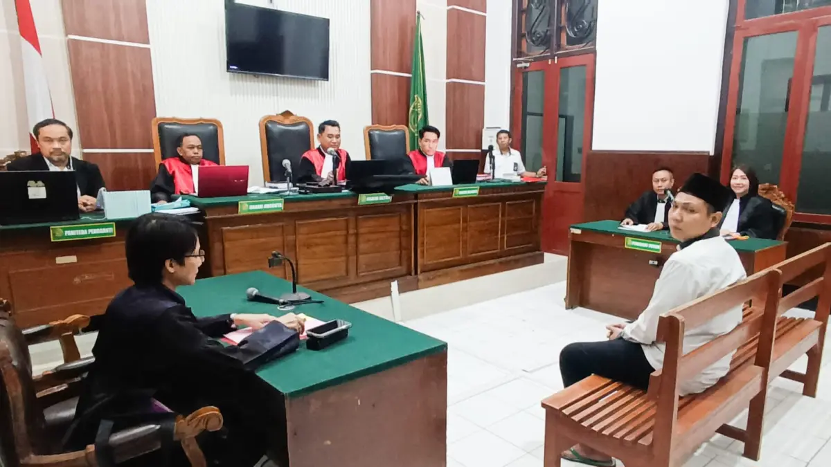 DIADILI: Terdakwa Faisal saat sidang di PN Surabaya. Ia merupakan jaringan pengedar sabu dan ekstasi di Surabaya dan Sidoarjo. (IST/RADAR SURABAYA)