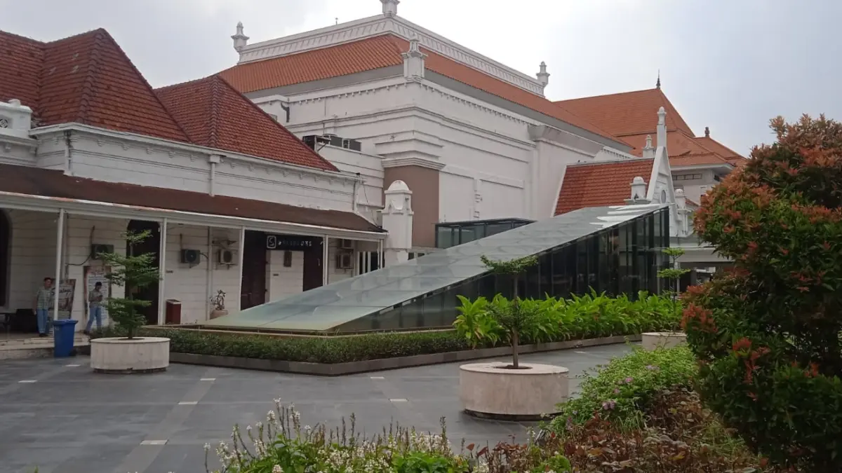 DIPERBAIKI: Kaca di kawasan Balai Pemuda diduga rusak akibat ramainya pengunjung Surabaya Vaganza 2026. (DIMAS MAHENDRA/RADAR SURABAYA)