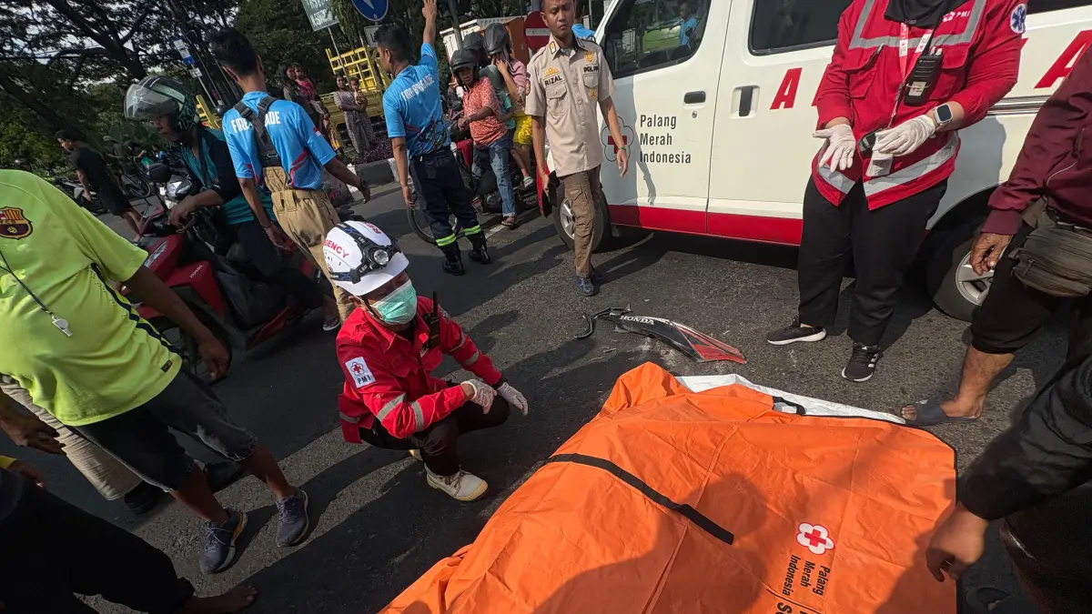 EVAKUASI: Korban penumpang motor meninggal usai terlibat kecelakaan dengan truk di Jalan Kenjeran, Surabaya. (IST/RADAR SURABAYA)