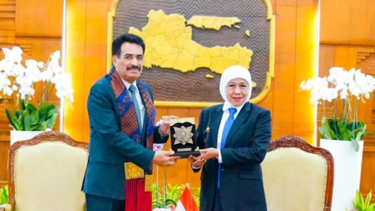  Gubernur Jawa Timur Khofifah Indar Parawansa menerima Duta Besar Luar Biasa dan Berkuasa Penuh Republik Yaman untuk Indonesia Salem Ahmed Abdulrahman Balfakeeh di Gedung Negara Grahadi Surabaya, Senin (18/5). (Biro Adpim Pemprov Jatim). 
