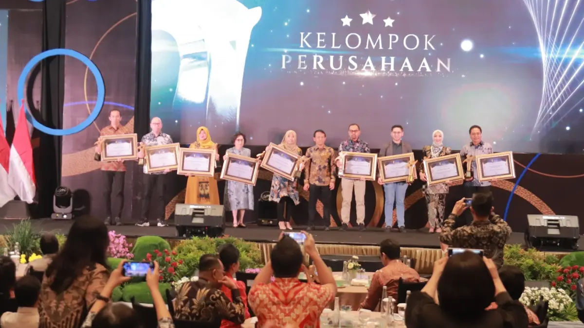 MEMBANGGAKAN: Penerima penghargaan Radar Surabaya Award 2025 kategori perusahaan. (SURYANTO/RADAR SURABAYA)