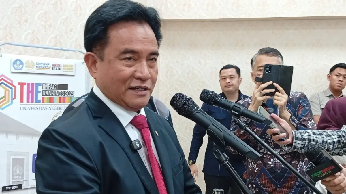 Menko Bidang Hukum, Hak Asasi Manusia, Imigrasi, dan Pemasyarakatan Prof. Yusril Ihza Mahendra saat di Unesa, Rabu (19/5). (Rahmat Sudrajat/Radar Surabaya)