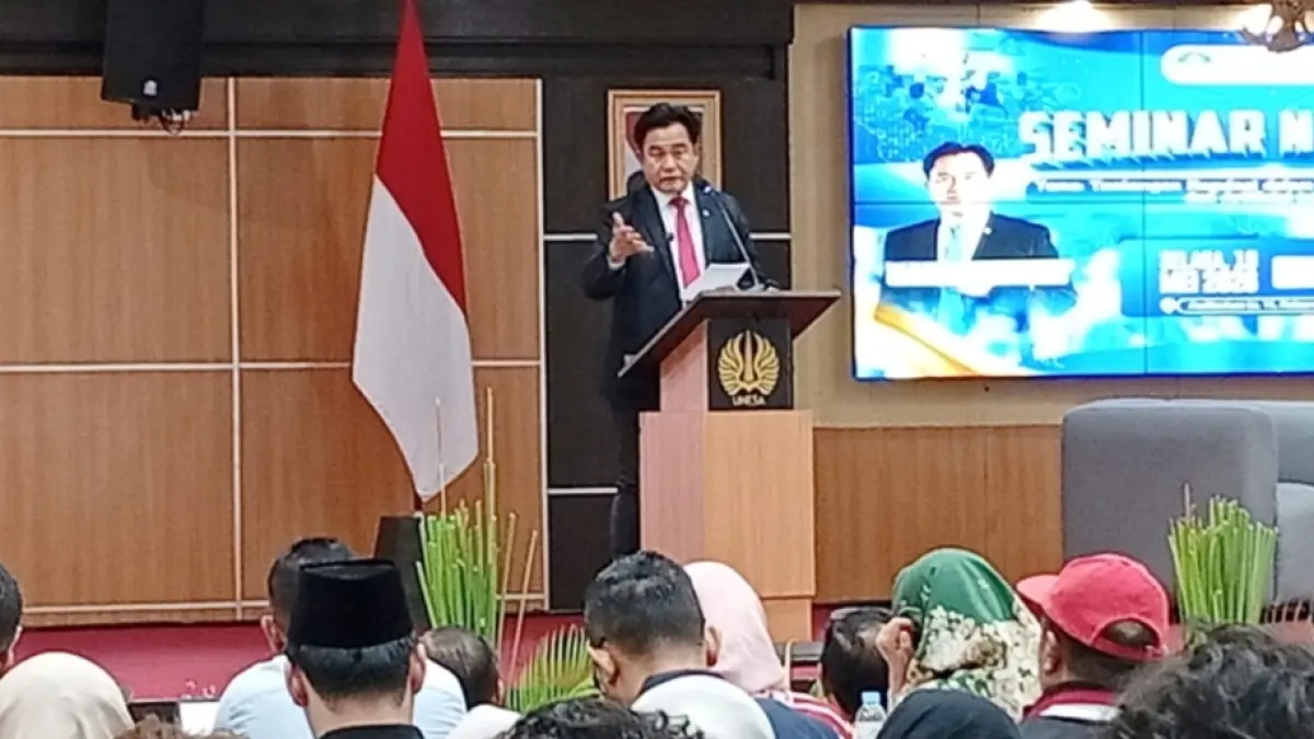 Menteri Koordinator Bidang Hukum, Hak Asasi Manusia, Imigrasi, dan Pemasyarakatan, Prof. Yusril Ihza Mahendra saat memberikan kuliah umum di Unesa, Selasa (19/5).(Rahmat Sudrajat) 