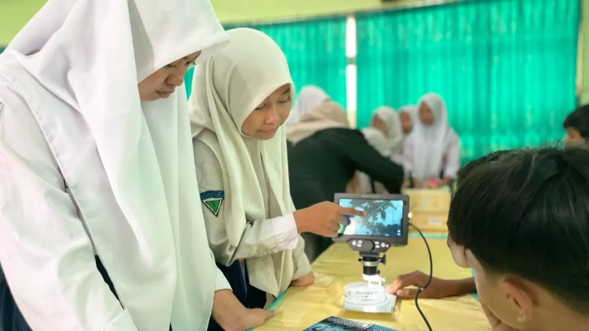 Para siswa SMPN 58 Surabaya saat mengamati partikel mikroplastik yang ditemukan di sekitar lingkungan sekolah. (Rahmat Sudrajat) 