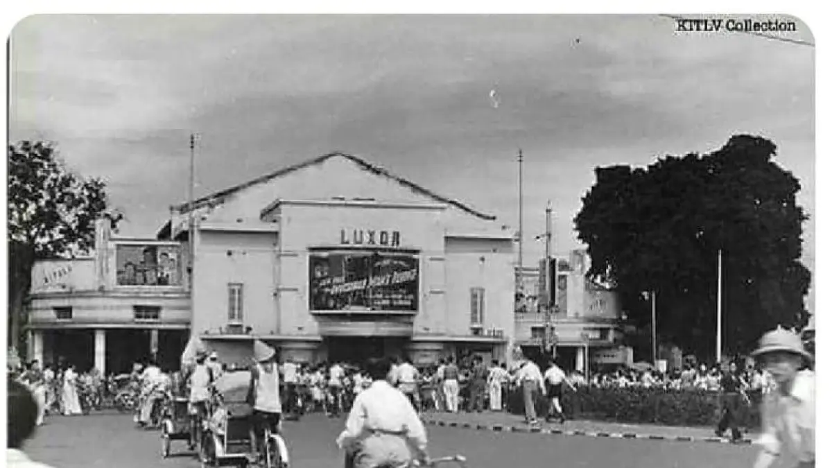 Salah satu bioskop tempo doeloe di Surabaya. Luxor di Jalan Pasar Besar - sekarang kawasan Tugu Pahlawan. (KITLV)