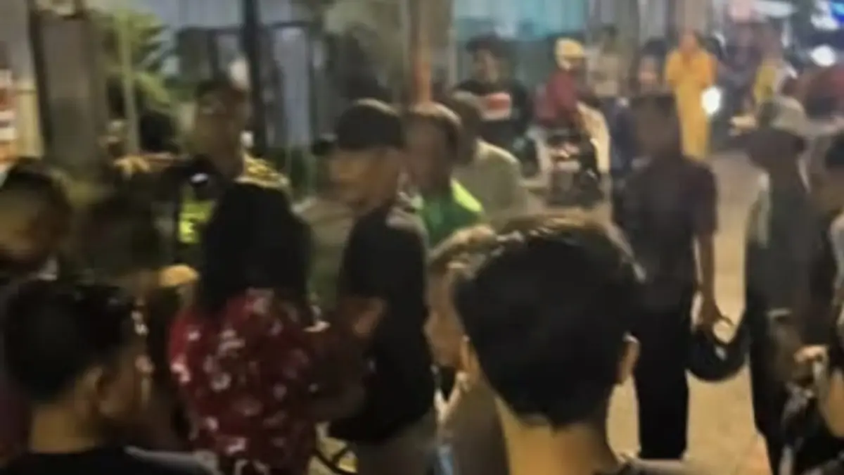 SEMPAT DIAMANKAN: Terduga pelaku saat diamankan usai menabrak pot bunga di Jalan Kalijudan, Surabaya. (IST/RADAR SURABAYA)