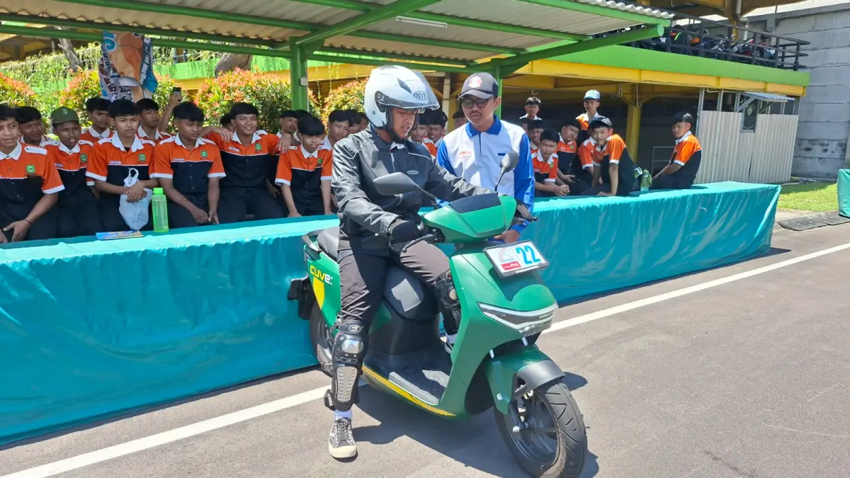 Siswa SMK saat mengikuti edukasi di Safety Riding Center MPM Honda Jatim. (MPM Honda Jatim)
