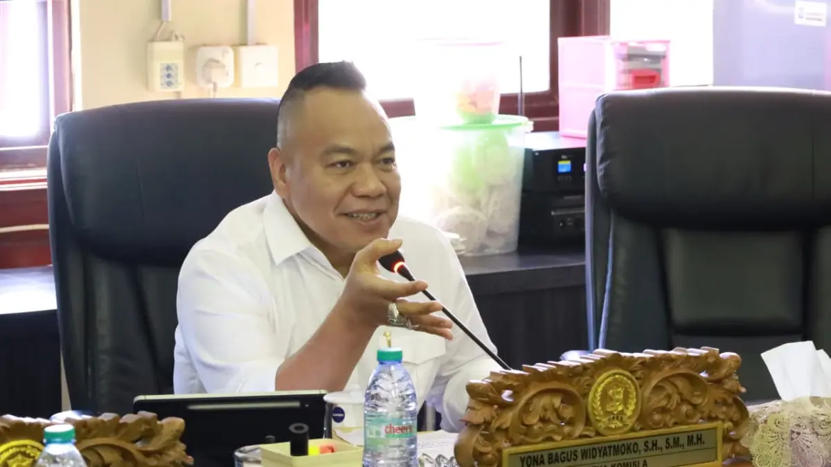 SOROTAN: Ketua Komisi A DPRD Surabaya, Yona Bagus Widyatmoko, mencoba menengahi konflik batas wilayah RW di Dukuh Menanggal, Surabaya.(IST/RADAR SURABAYA)