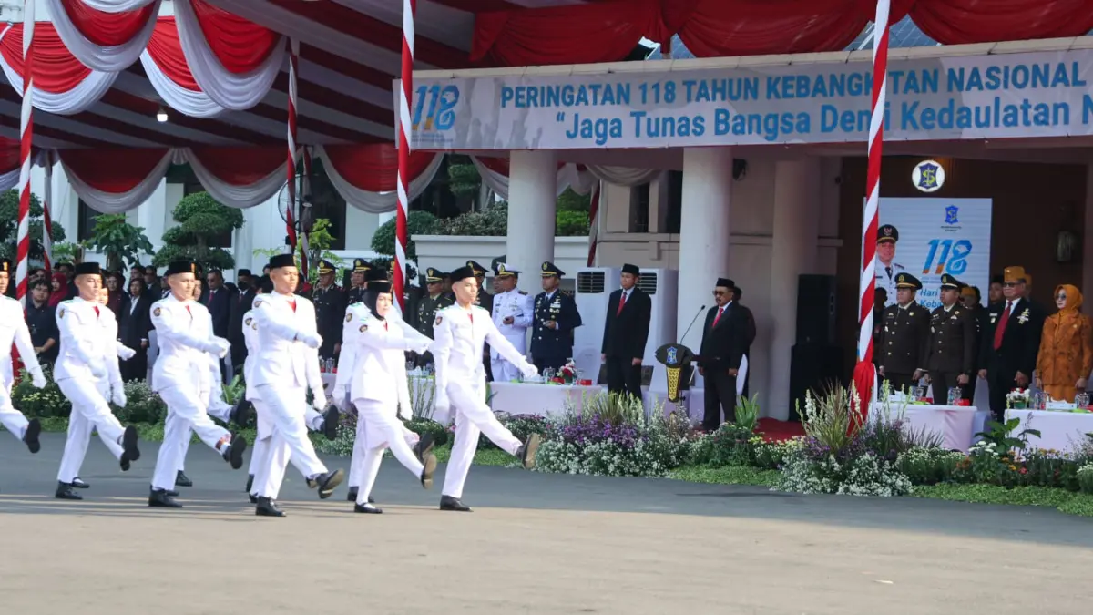 BANGKIT: Peringatan Harkitnas di Balai Kota, Surabaya, dipimpin langsung Wawali Armuji. Ia menyampaikan momen tersebut menjadi tonggak untuk memastikan ruang digital aman untuk anak di Surabaya.(IST/RADAR SURABAYA)