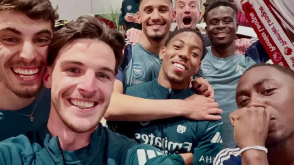 Declan Rice dan rekan-rekan setimnya di Arsenal merayakan kemenangan gelar juara di pusat latihan tim, tempat mereka berkumpul untuk menyaksikan pertandingan Manchester City melawan AFC Bournemouth. (declanrice/Instagram) 