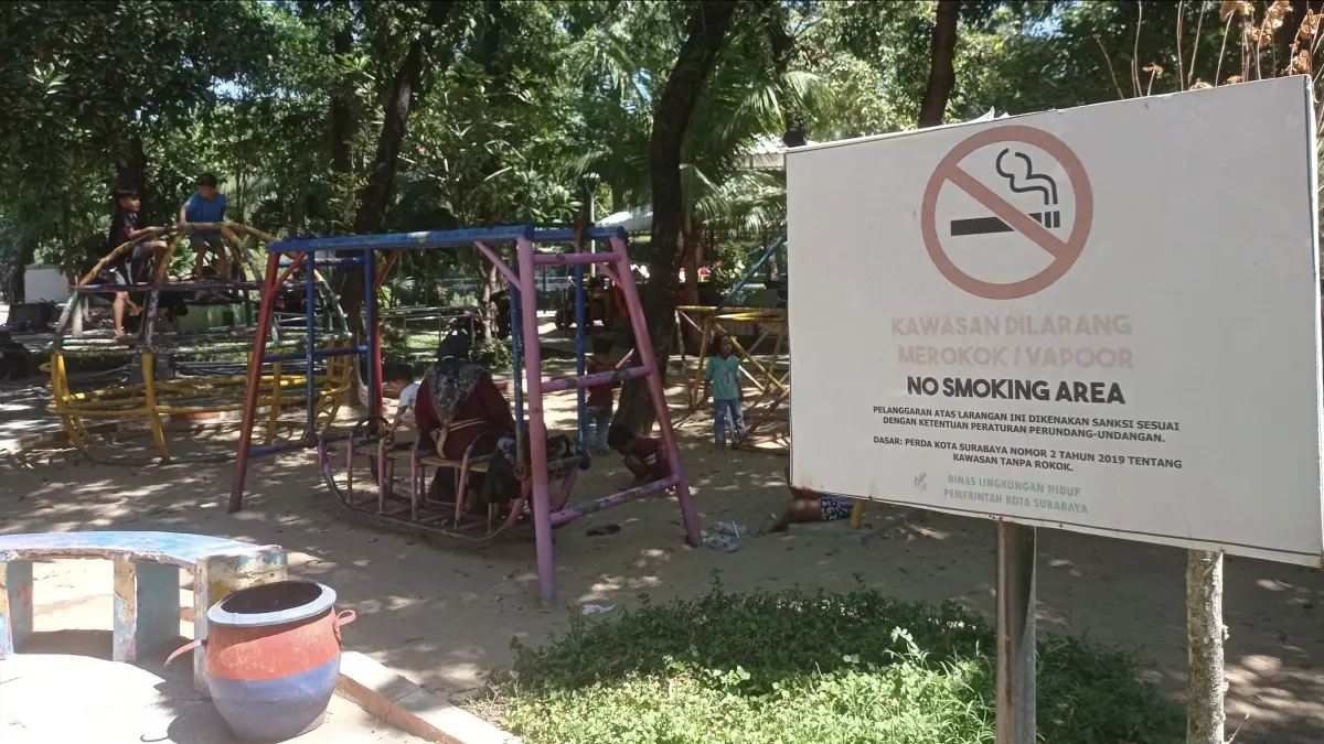 Di ruang-ruang publik, Pemkot Surabaya telah menerapkan aturan kawasan bebas rokok. (SURYANTO/RADAR SURABAYA)