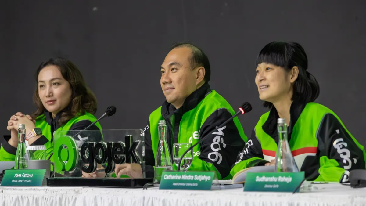 Direktur Utama/CEO GoTo Hans Patuwo (tengah) menanggapi kebijakan baru komisi. 
