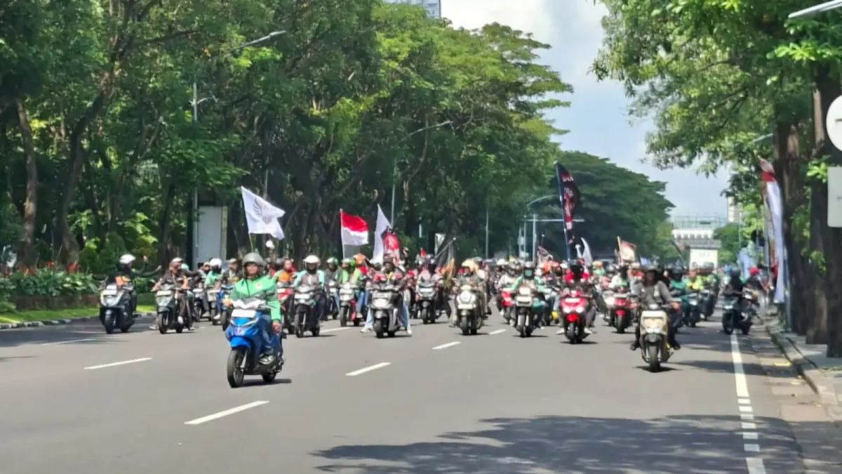 KEMBALI TURUN: Rombongan driver ojol kembali melakukan demo di Surabaya. (MAHRUS/RADAR SURABAYA)