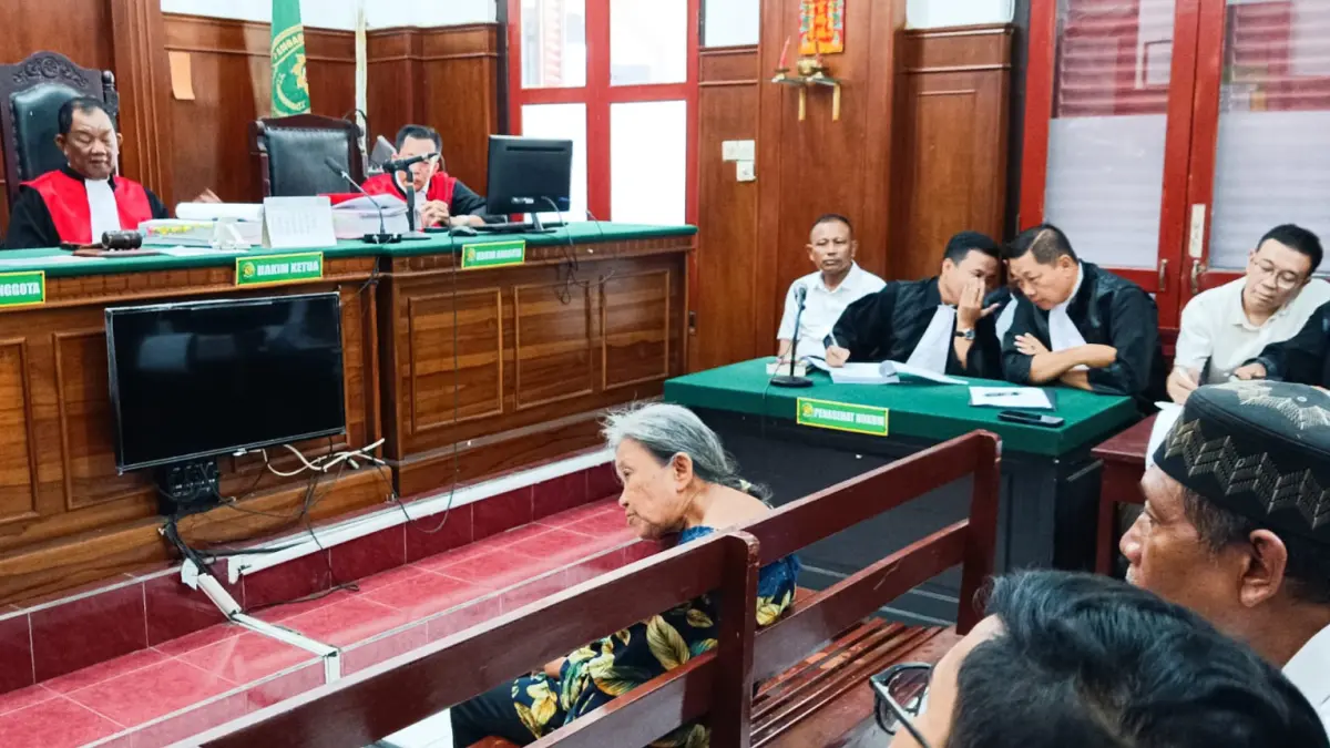 KESAKSIAN: Nenek Elina saat duduk di kursi persidangan kasus perusakan rumah sebagai saksi di PN Surabaya.(IST/RADAR SURABAYA)