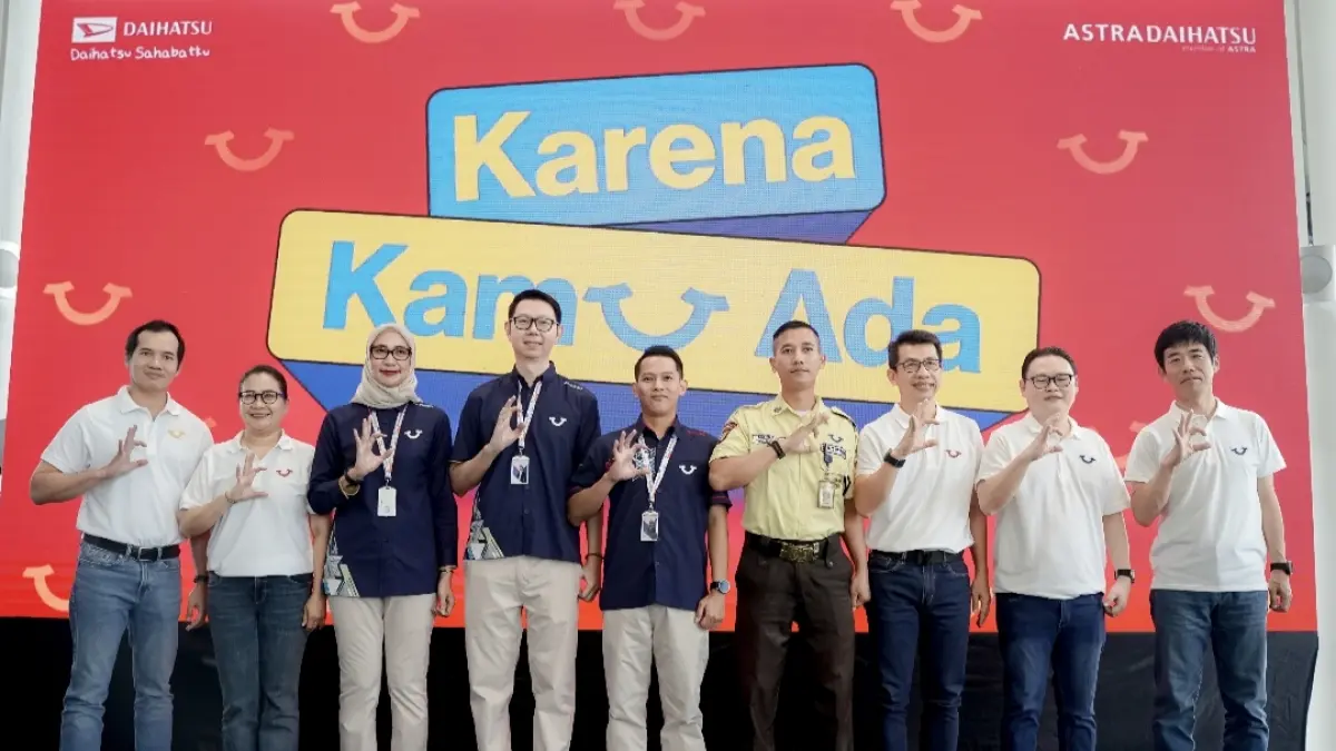 Manajemen ADM & AI-DSO Berfoto Bersama Para Frontliner, sebagai bentuk sinergi dan komitmen menghadirkan pelayanan terbaik bagi pelanggan. (Dok Daihatsu) 