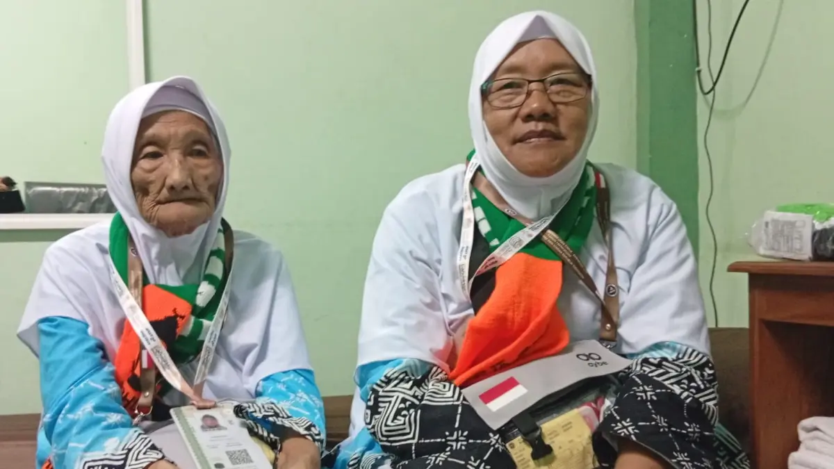 Mbah Marsiyah, 105 tahun saat berada di Asrama Haji Embarkasi Surabaya didampingi oleh anak keduanya, Muidah Tauhid. (Rahmat Sudrajat/Radar Surabaya)