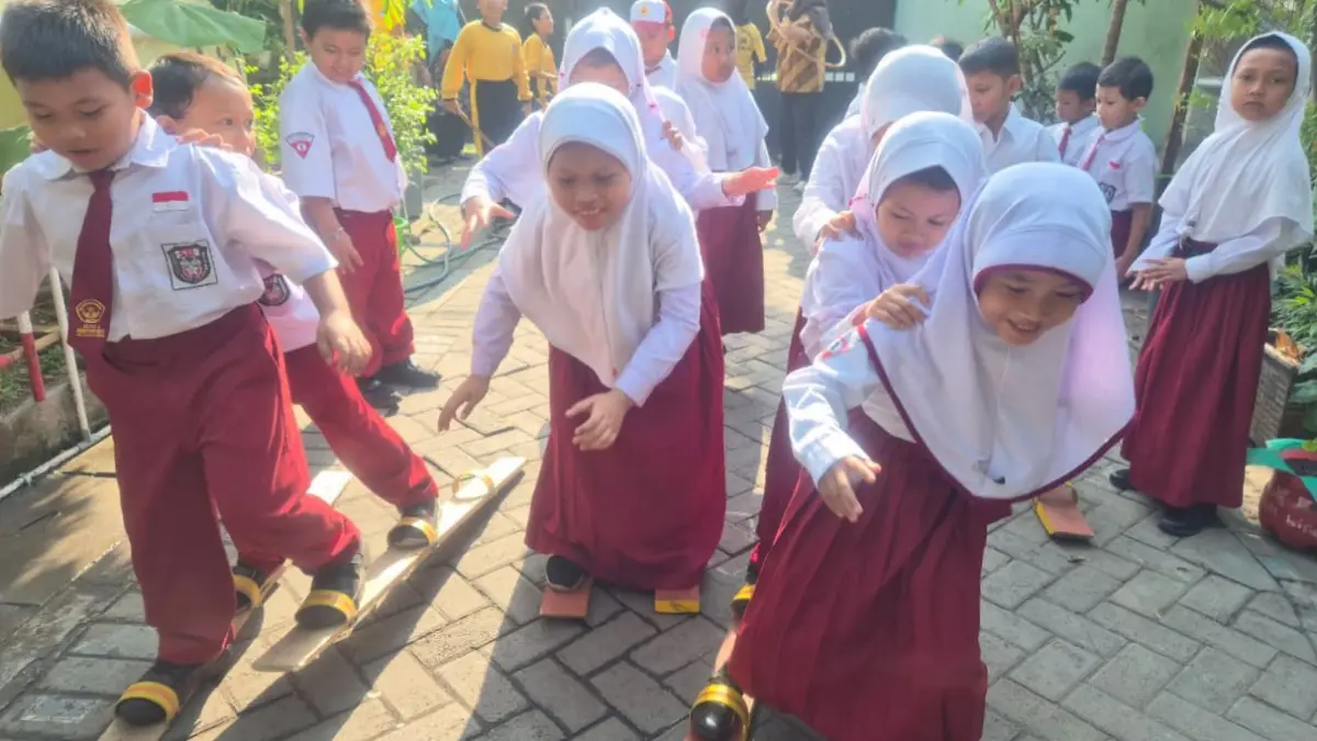 MENYENANGKAN: Siswa SD saat bermain di luar kelas.&nbsp;