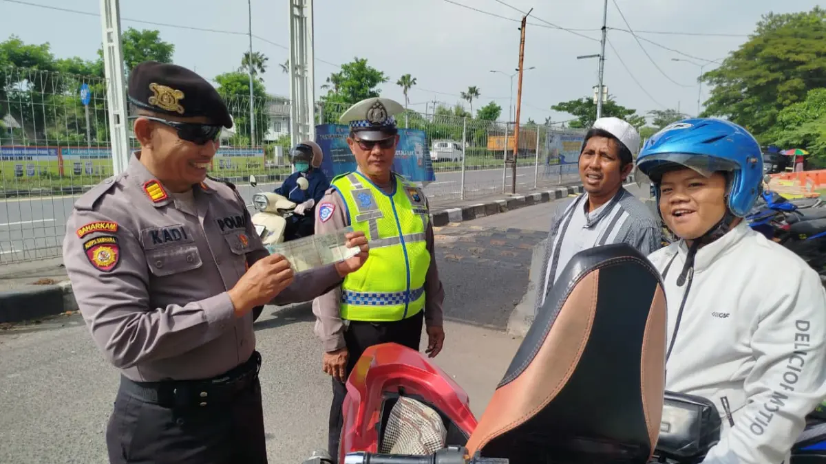 PEMERIKSAAN: Anggota gabungan Polres Pelabuhan Tanjung Perak melaksanakan pemeriksaan rutin di pintu masuk dan keluar Jembatan Suramadu, Surabaya. (IST/RADAR SURABAYA)