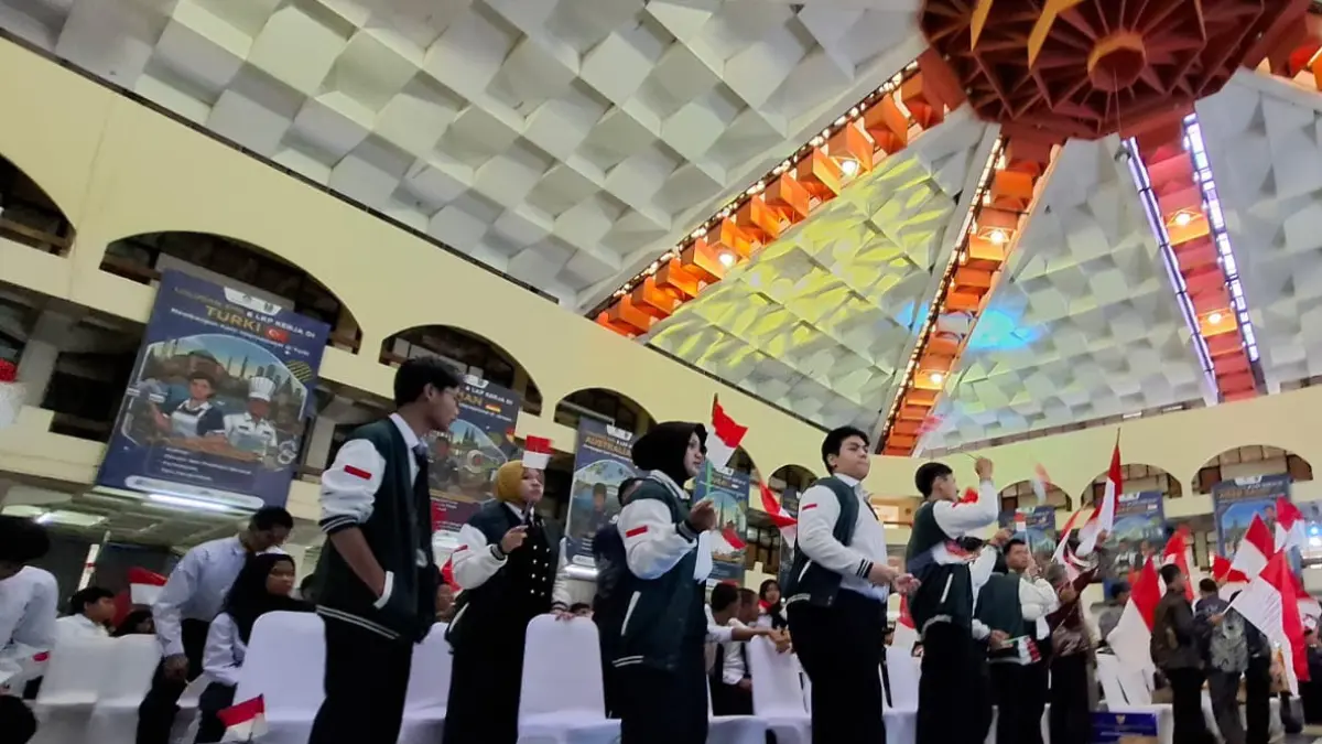 SELAMAT: Sebanyak 3.000 siswa lulusan SMK dan 600 Lulusan LPK akan bekerja ke luar negeri melalui program Kemendikdasmen.(IST/RADAR SURABAYA)