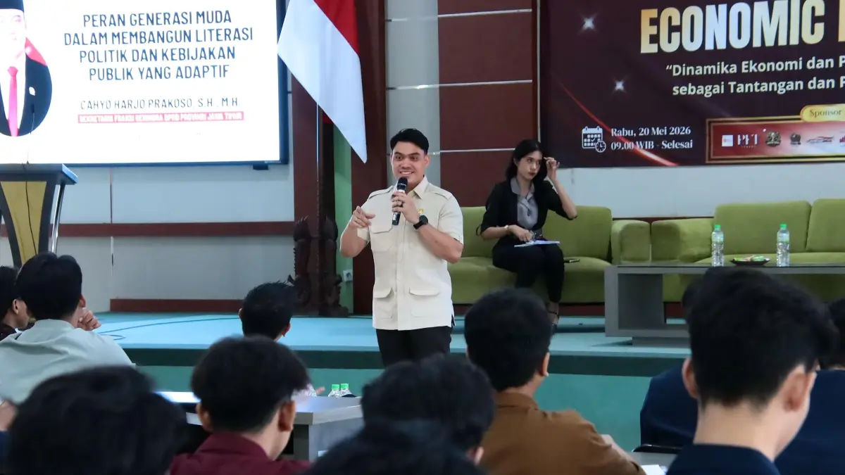 SUPPORT: Anggota Komisi E DPRD Jatim, Cahyo Harjo Prakoso, di depan mahasiswa mengajak mereka paham dinamika politik dan ekonomi bangsa.(IST/RADAR SURABAYA)