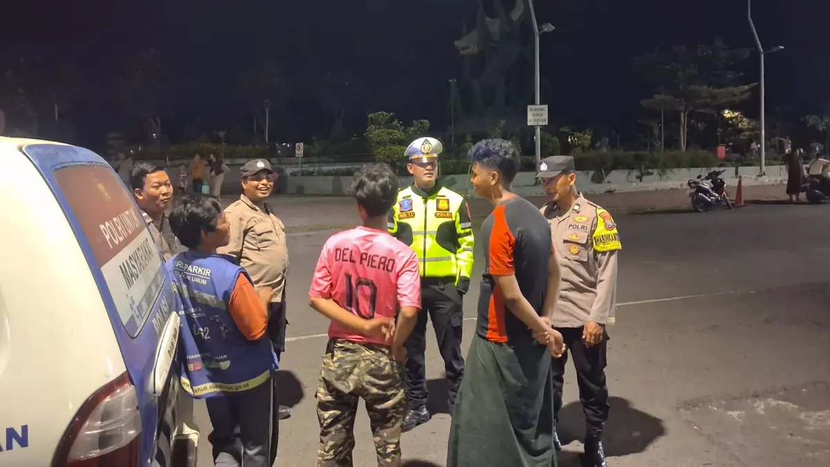 WASPADA ROB: Anggota polisi Polres Pelabuhan Tanjung Perak dan Jajaran Polsek, berbincang dengan warga Pesisir pantai Surabaya untuk waspada datangnya banjir rob.(IST/RADAR SURABAYA)