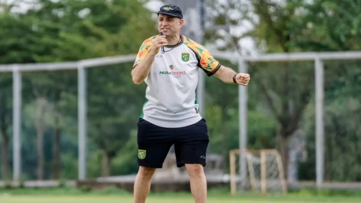 Bernardo Tavares siap akhiri kompetisi dengan kemenangan. (Persebaya) 