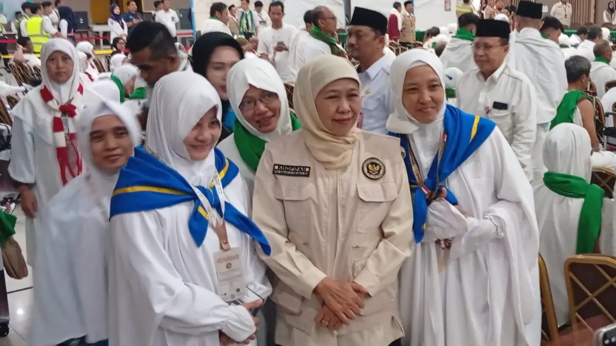 Jemaah haji kloter 116 saat dilepas langsung oleh Gubernur Jatim Khofifah Indar Parawansa di Asrama Haji Surabaya sebelum berangkat ke tanah suci. (Rahmat Sudrajat/Radar Surabaya)