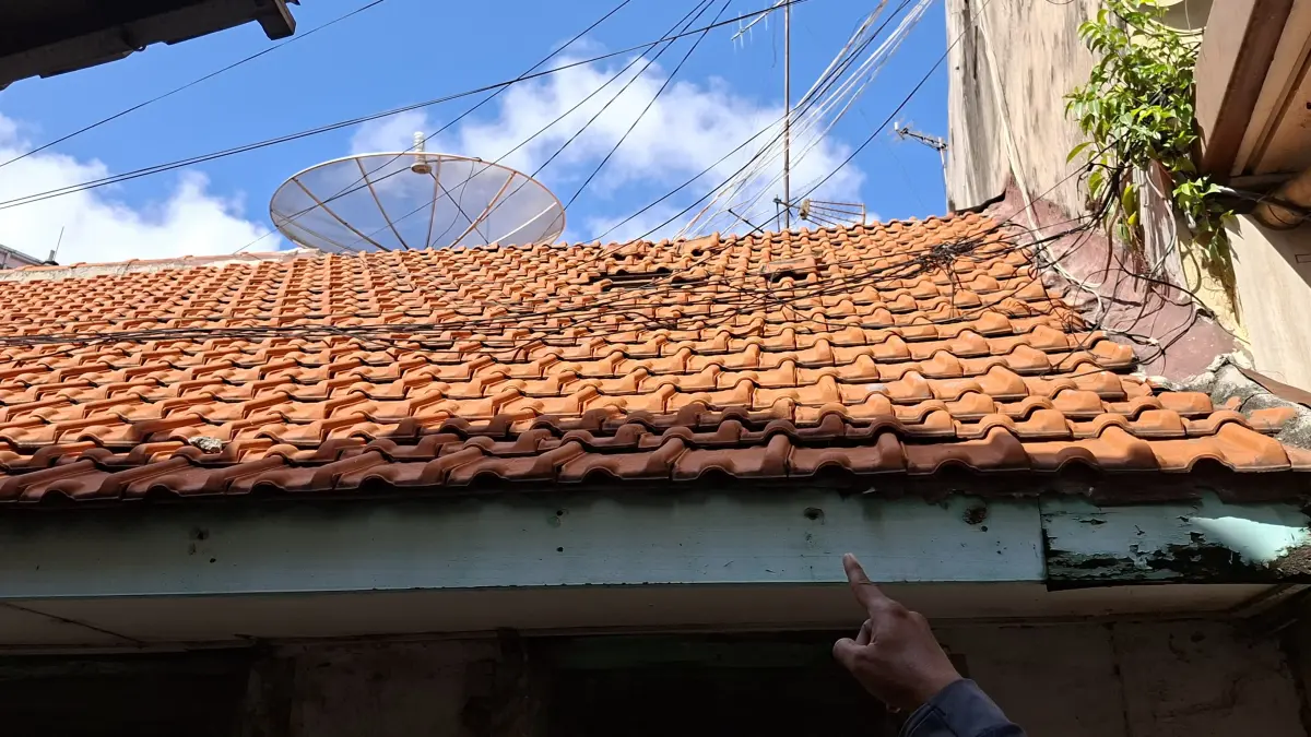LUBANG: Kondisi genteng rumah sekaligus toko emas di Wonokromo, Surabaya. Pelaku Perampokan masuk melalui atap rumah dan mencuri sejumlah barang berharga.(IST/RADAR SURABAYA)