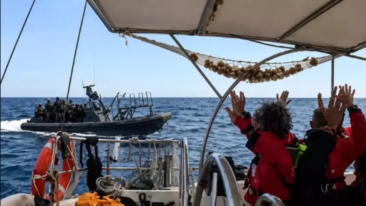 Militer Israel saat mencegat dan melakukan penahanan terhadap aktivis Global Sumud Flotilla. (ISTIMEWA)