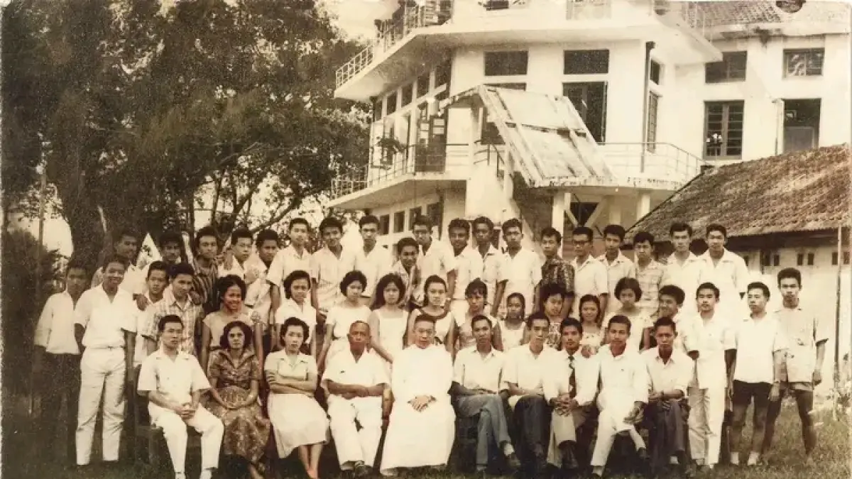 Pastor Joseph Wang bersama para siswa Sekolah Hwa Ying Malang pada era 1950-an. (IST) 
