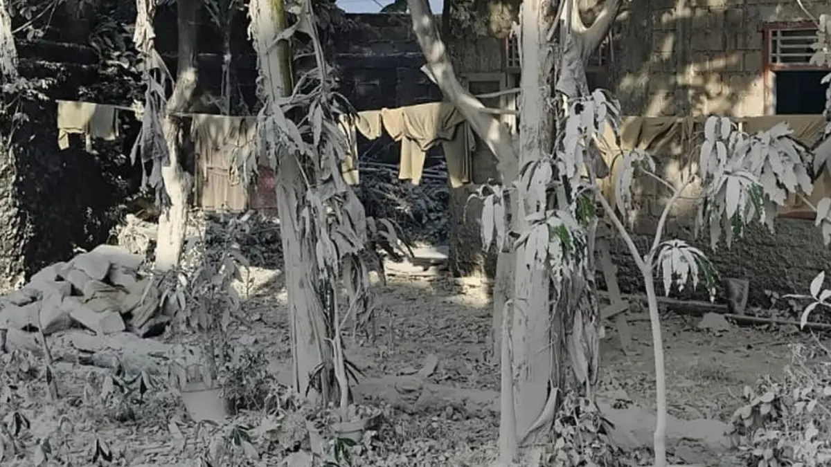 Pemandangan di wilayah Kampung Jampang Batas, Jampang, Kemang, Bogor terlihat putih keabu-abuan usai terjadi “hujan abu”, Kamis (21/5) pagi. (Kompas.com)
