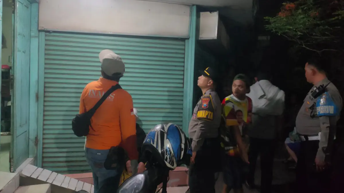 PENYELIDIKAN: Polisi saat menyelidiki ke lokasi perampokan. Diduga pelaku masuk dengan cara menjebol atap rumah korban.(IST/RADAR SURABAYA)