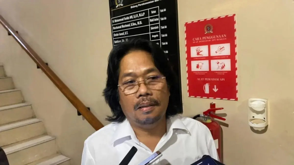PESAN: Anggota Komisi B DPRD Surabaya, Budi Leksono, meminta warga Surabaya mengantisipasi dampak nilai tukar rupiah yang melemah.(IST/RADAR SURABAYA)