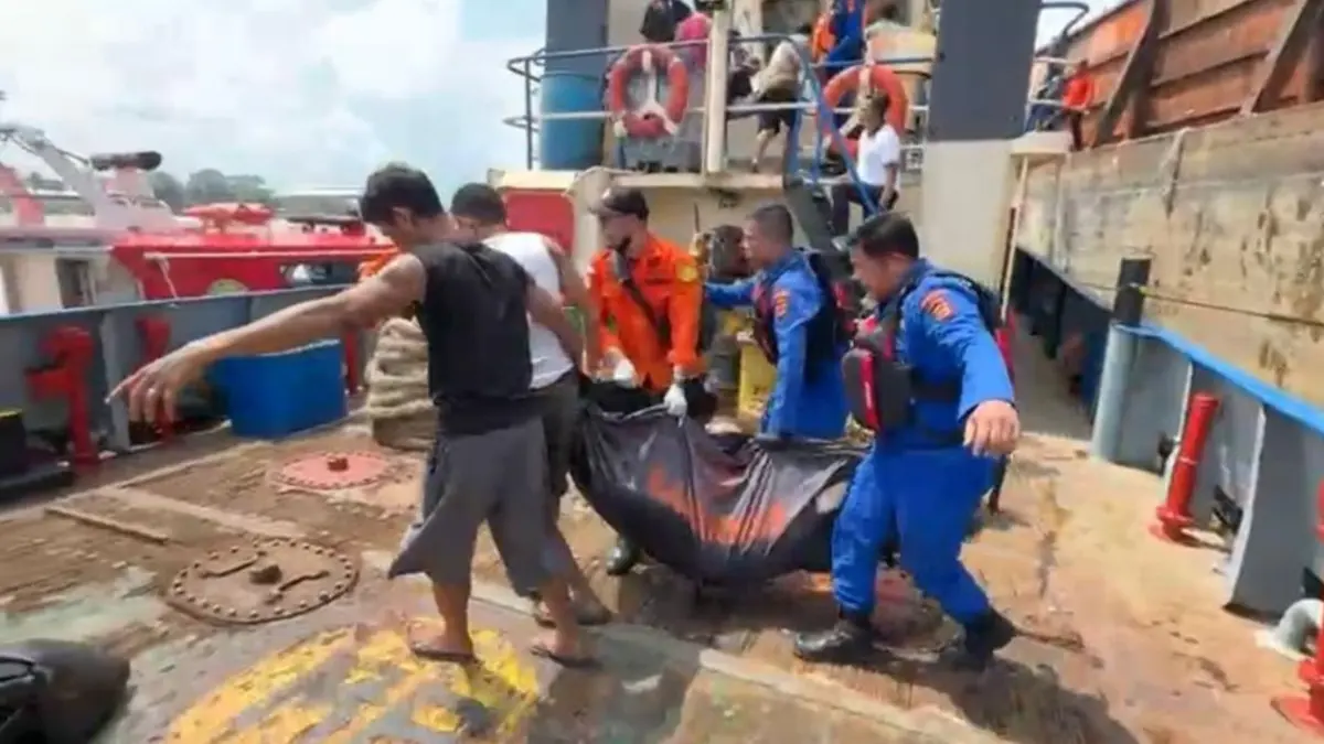 Tim SAR saat mengevakuasi jenazah pekerja kapal tongkang KM TS Daya Niaso yang diduga keracunan gas. (Instagram)