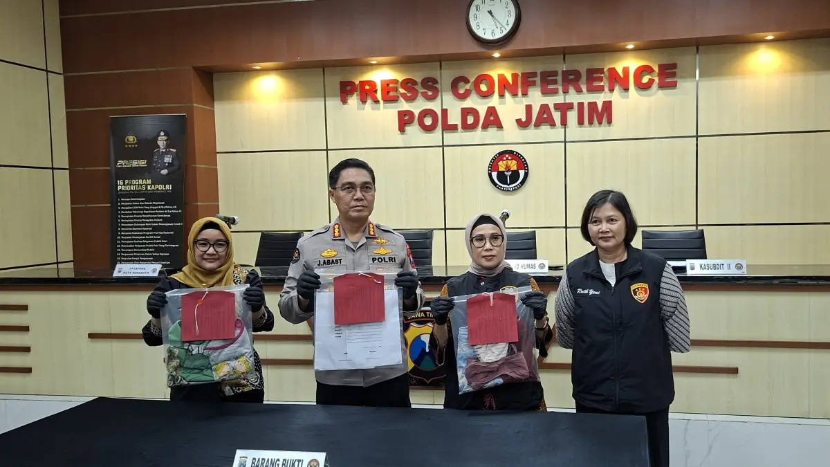 BARANG BUKTI: Polda Jatim mengamankan barang bukti dari seorang bapak yang melakukan rudapaksa dua anak tirinya yang kembar hingga hamil. (MAHRUS/RADAR SURABAYA)