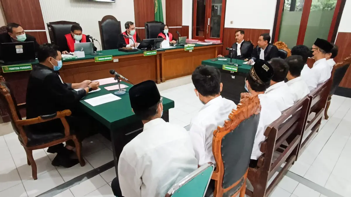 DISIDANG: Terdakwa kasus pesta gay siwalan party saat menjalani sidang vonis di PN Surabaya.(IST/RADAR SURABAYA)